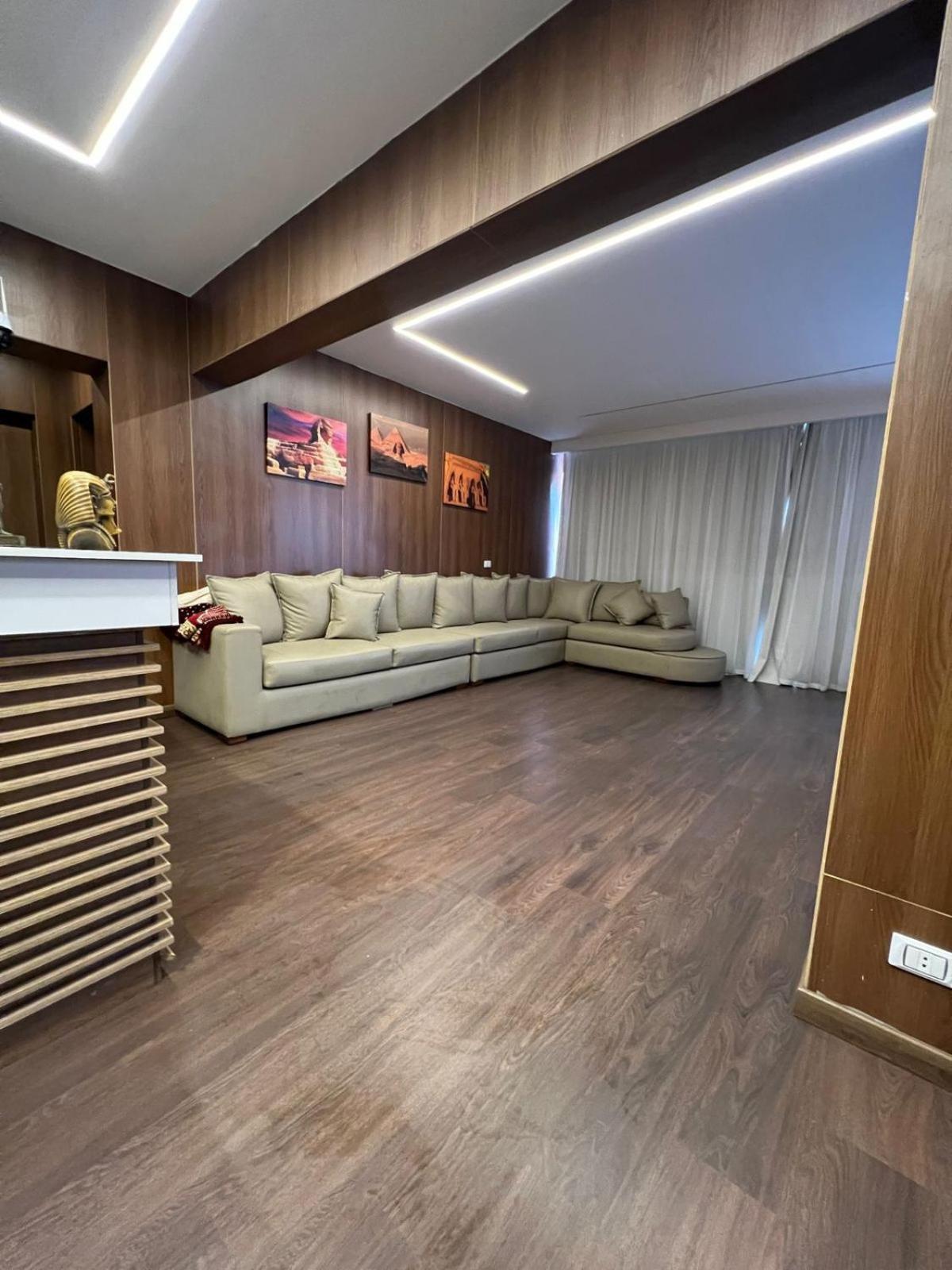 City Hotel *